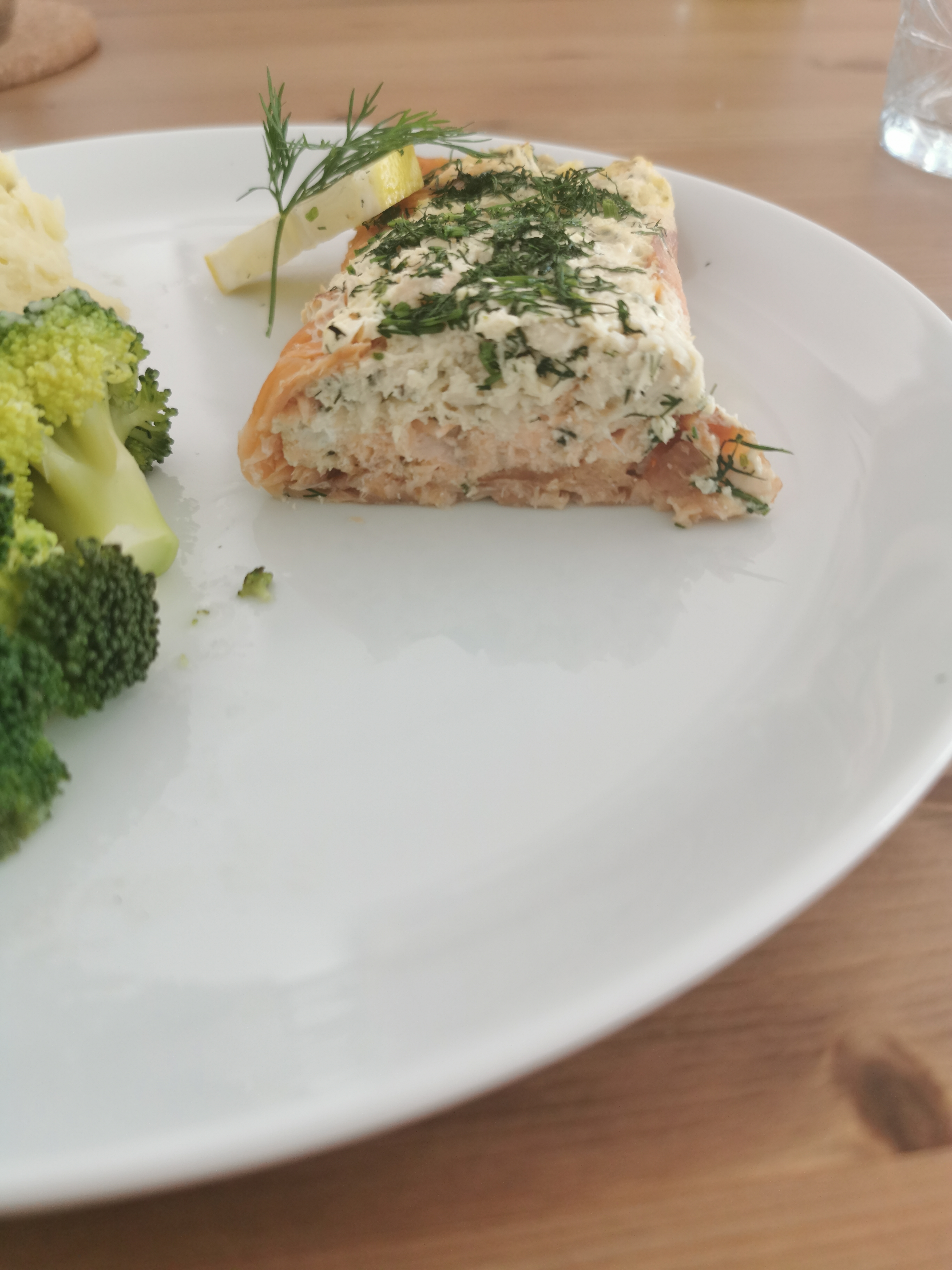 Zalm-forel rouleaux met dillesaus